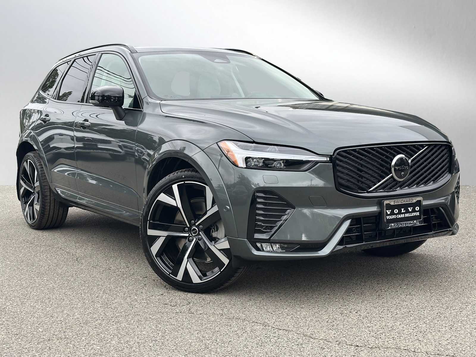 2026 Volvo XC60 B5 Ultra Dark AWD's photo