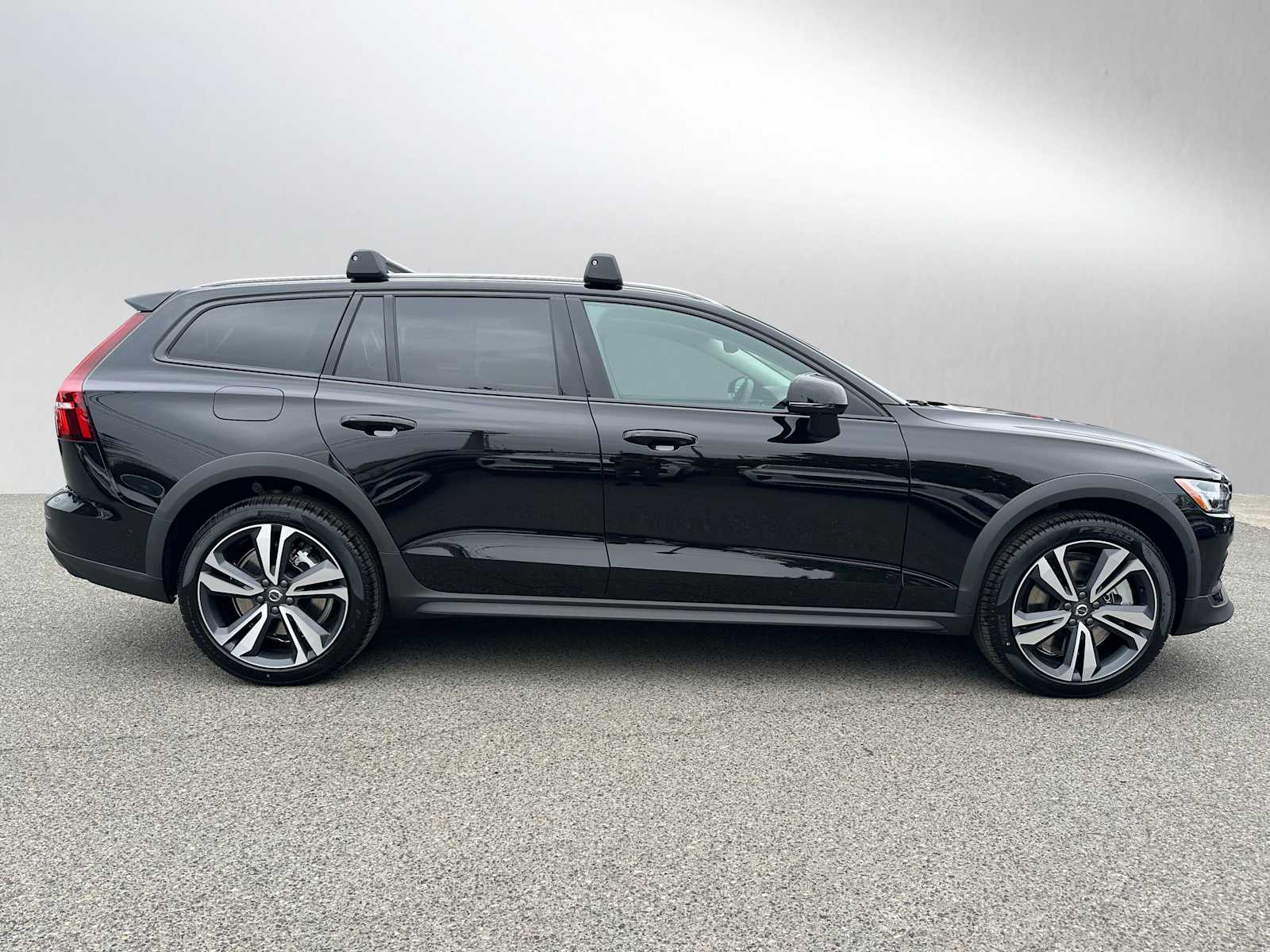 2026 Volvo V60 Cross Country B5 Plus photo 2