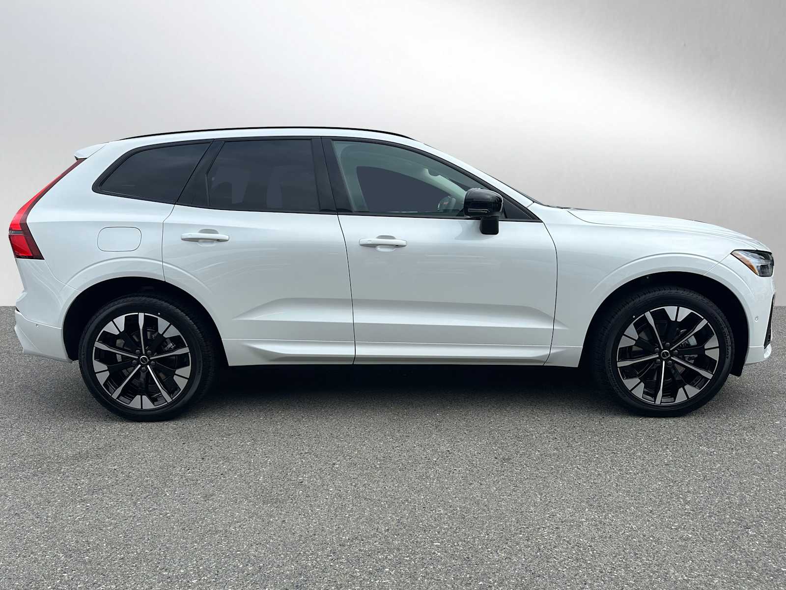 2026 Volvo XC60 B5 Plus photo 2