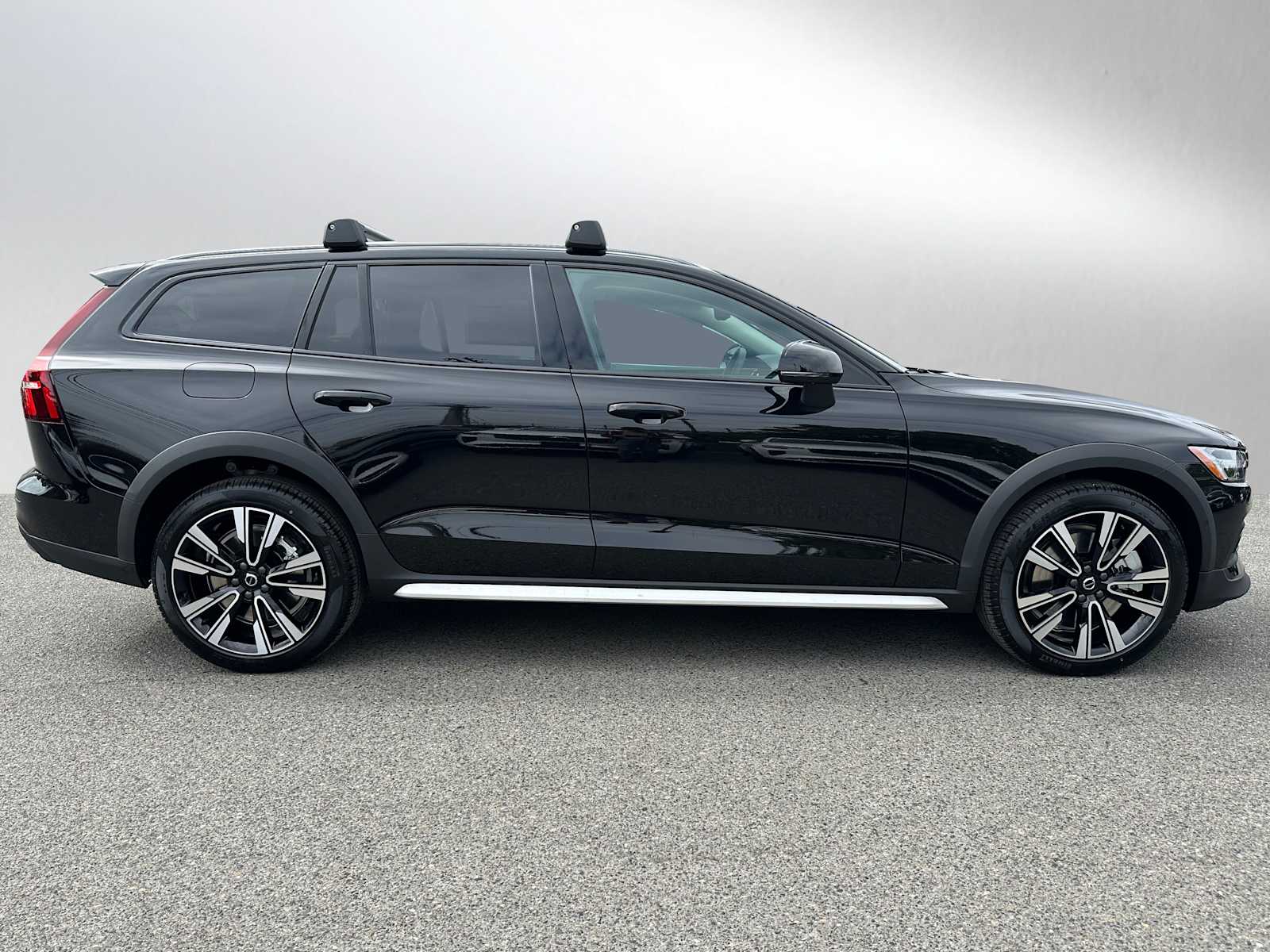 2026 Volvo V60 Cross Country B5 photo 2