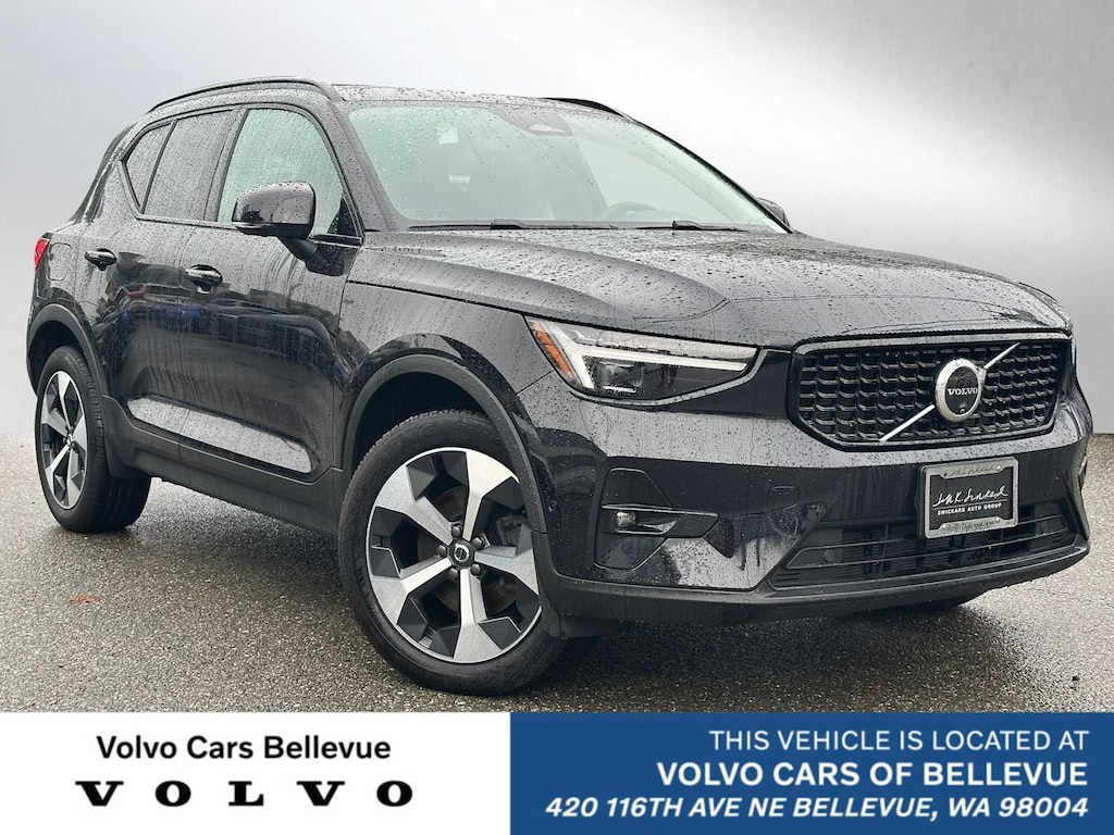New 2025 Volvo XC40 B5 Plus Dark Theme SUV