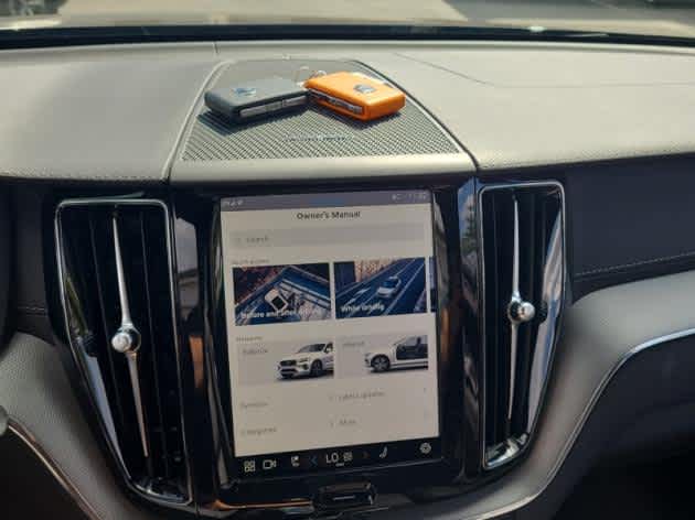 2024 Volvo XC60 Recharge Hybrid Ultimate Black Edition photo 3