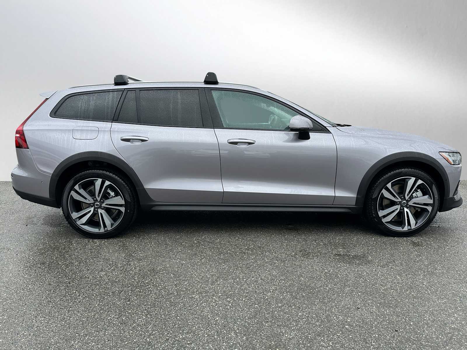 2026 Volvo V60 Cross Country B5 Plus photo 2