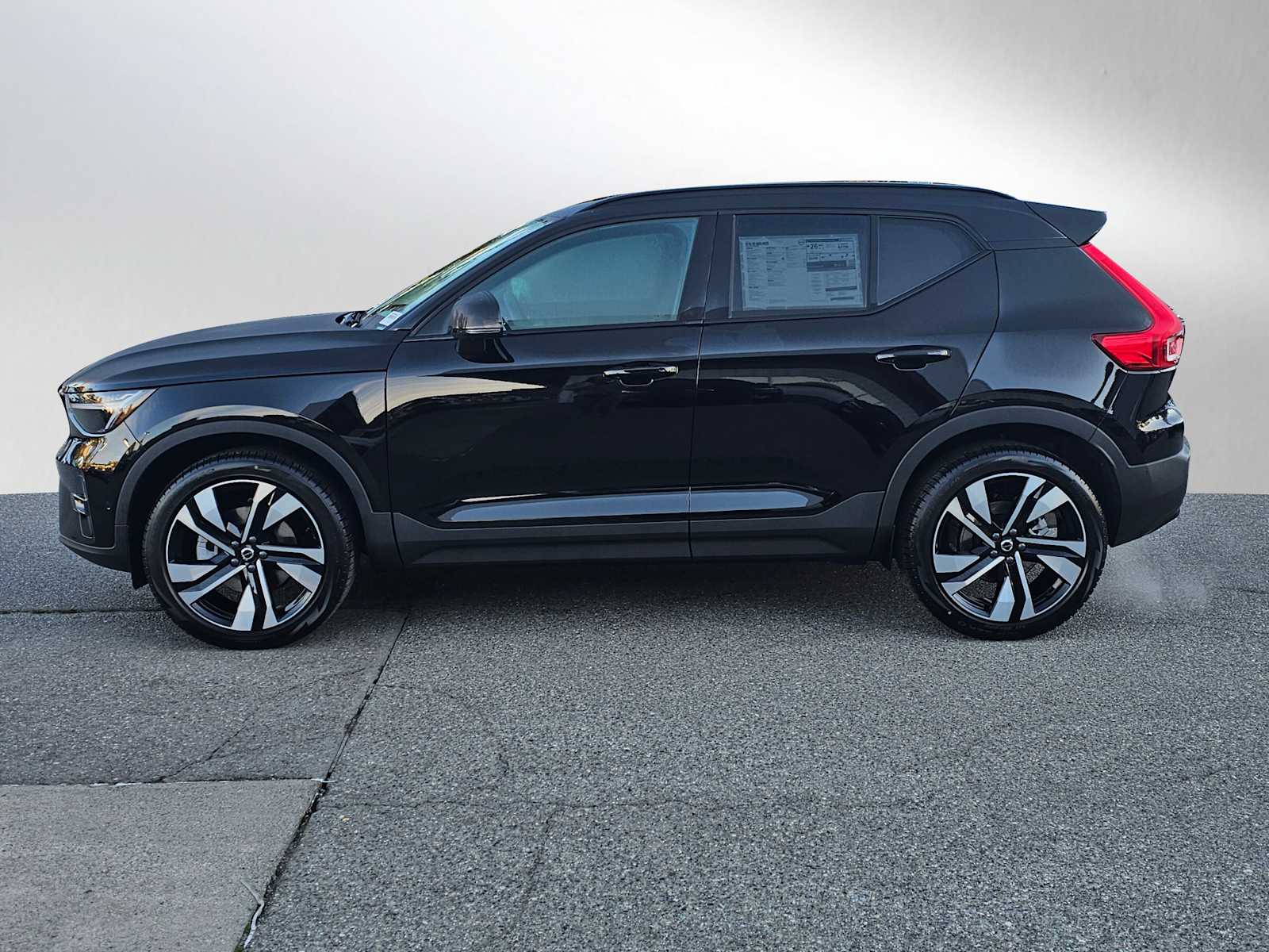 2025 Volvo XC40 Plus photo 2