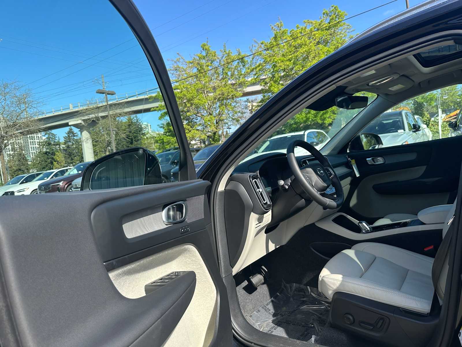 2025 Volvo XC40 Plus - Photo 20