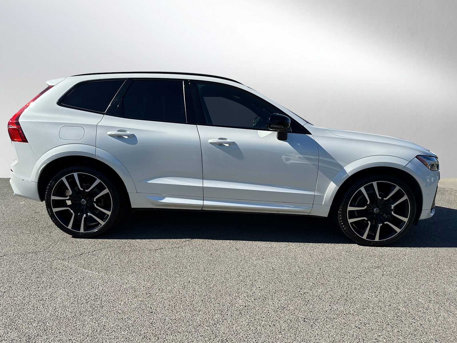 2023 Volvo XC60 B5 Ultimate photo 2