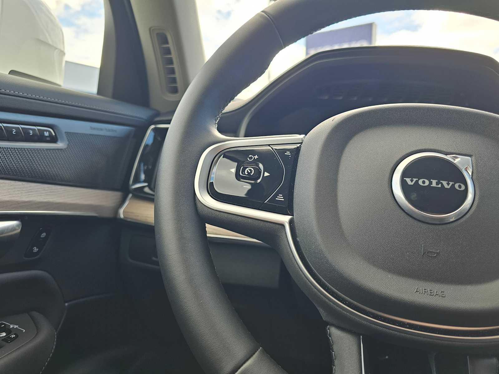 2025 Volvo XC90 Plus - Photo 31