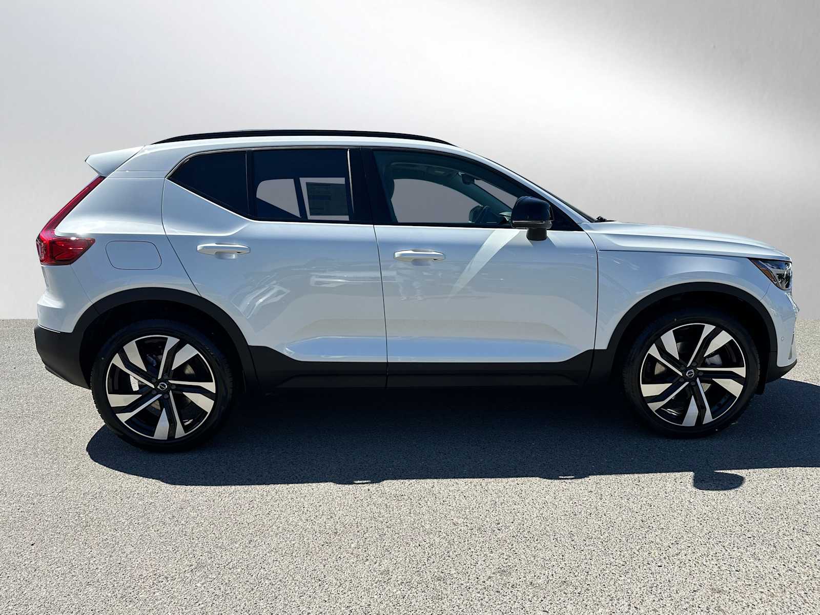 2025 Volvo XC40 Plus photo 2