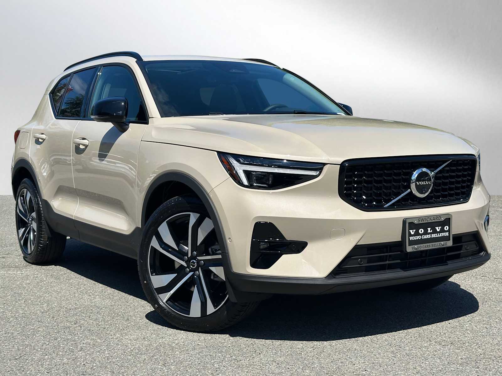 2026 Volvo XC40 B5 Ultra Dark AWD's photo