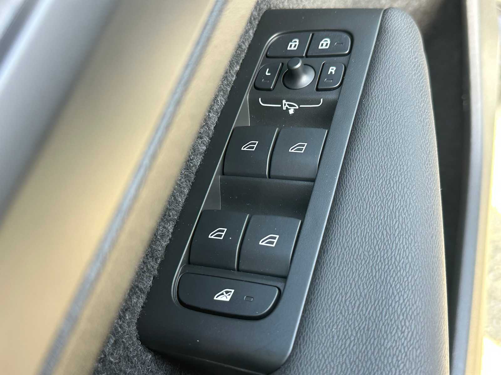 2025 Volvo EX40 Plus - Photo 21