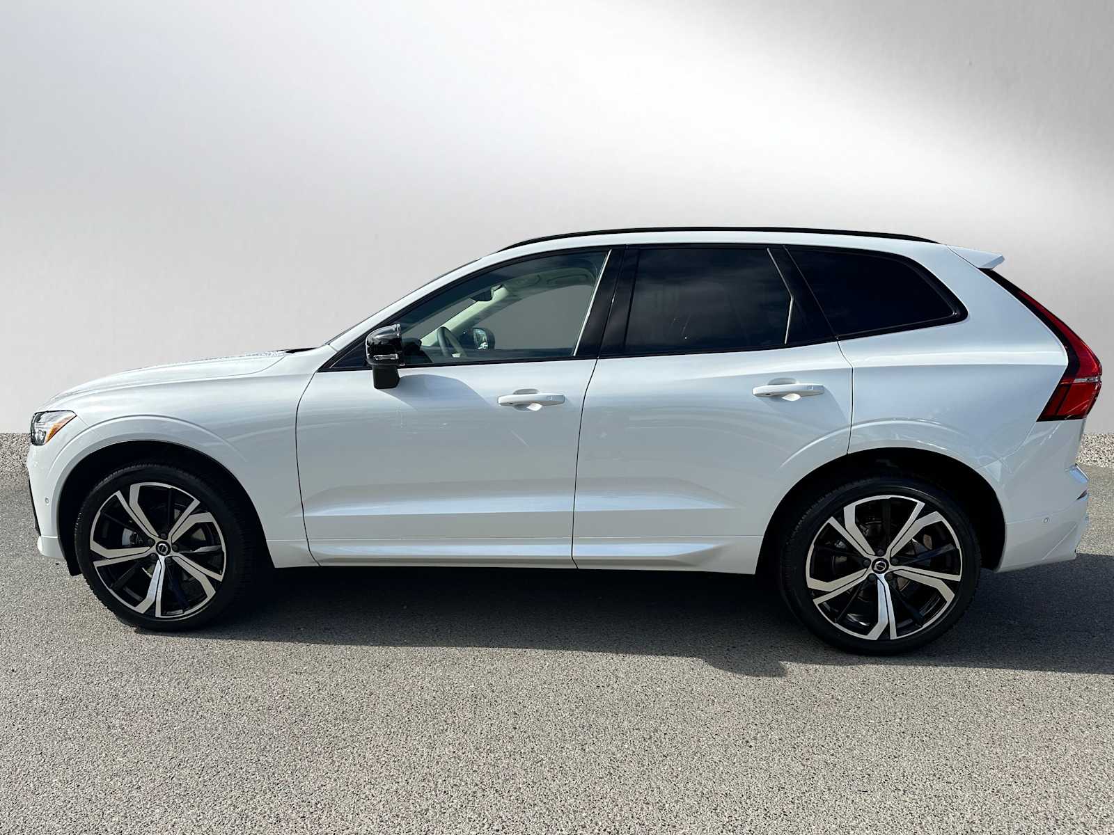 2025 Volvo XC60 B5 photo 4