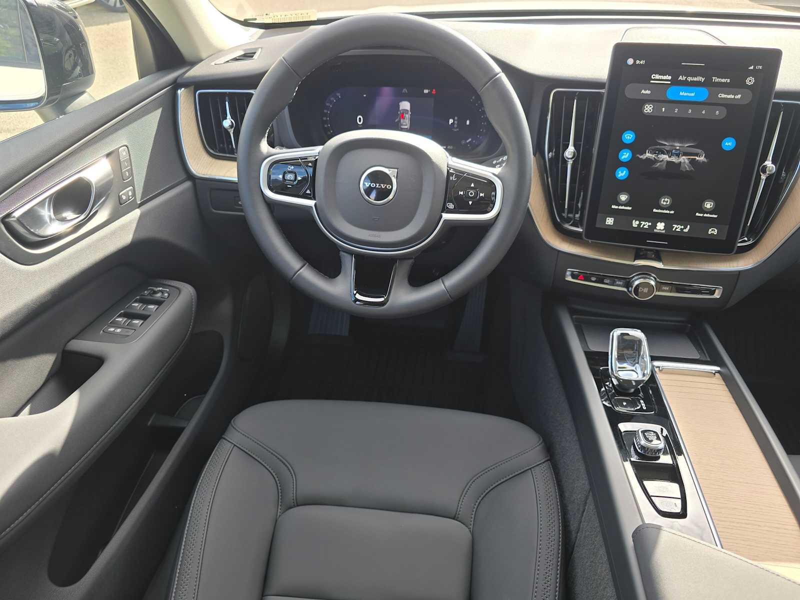 2026 Volvo XC60 Plus - Photo 17