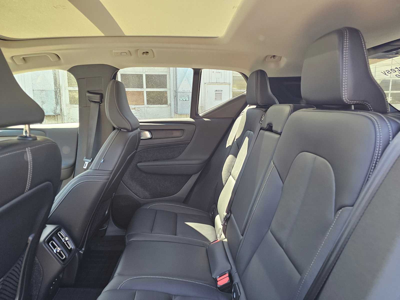 2025 Volvo XC40 Core - Photo 17
