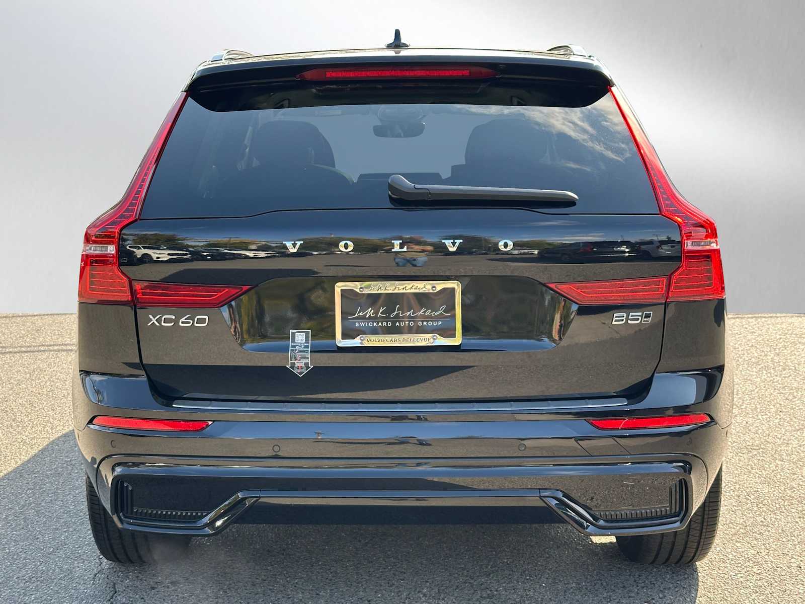 2025 Volvo XC60 B5 Plus photo 4