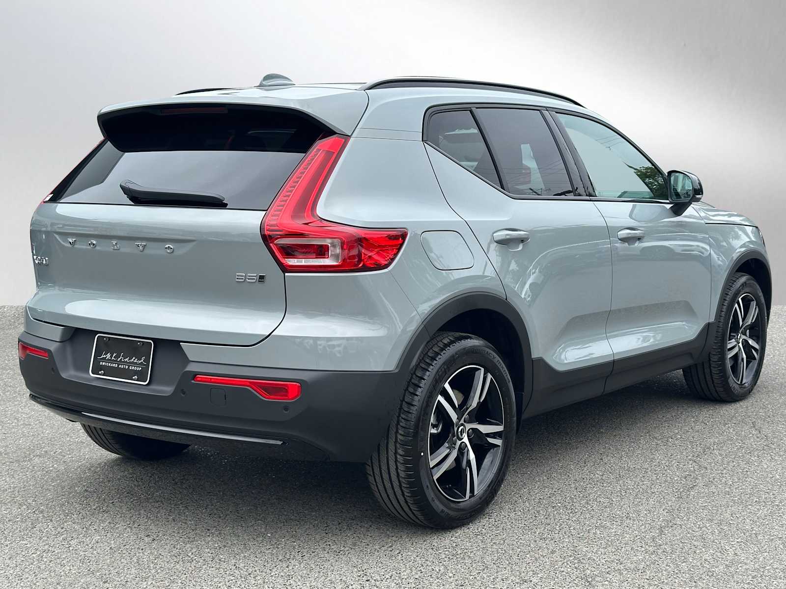 2026 Volvo XC40 Core photo 3