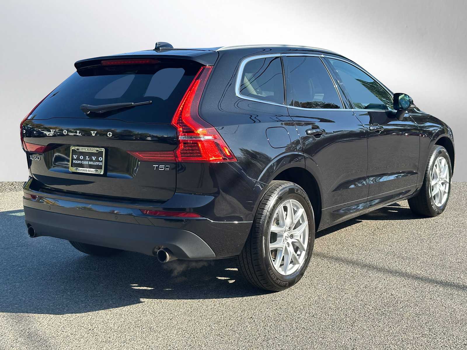 2021 Volvo XC60 T5 Momentum photo 2