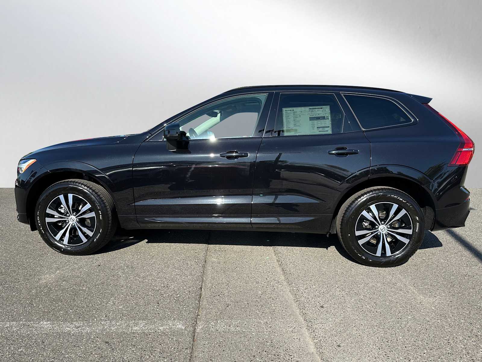2025 Volvo XC60 B5 Core photo 2