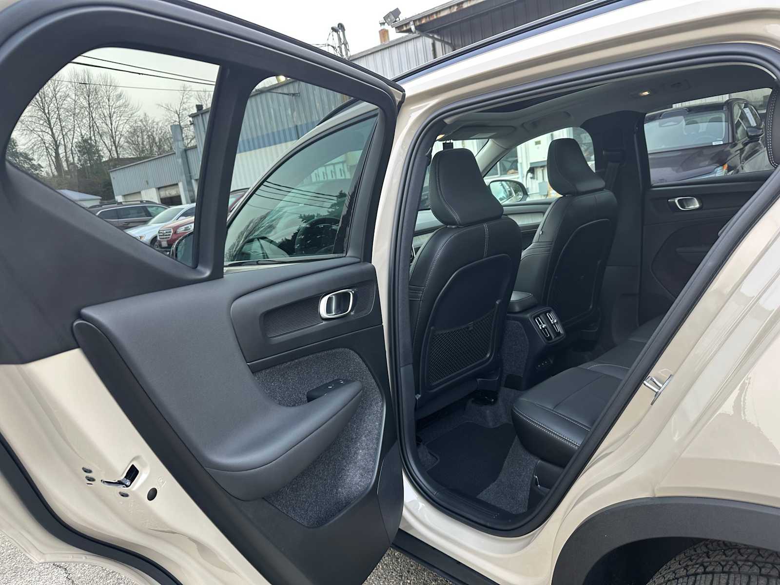 2025 Volvo XC40 Ultra - Photo 16