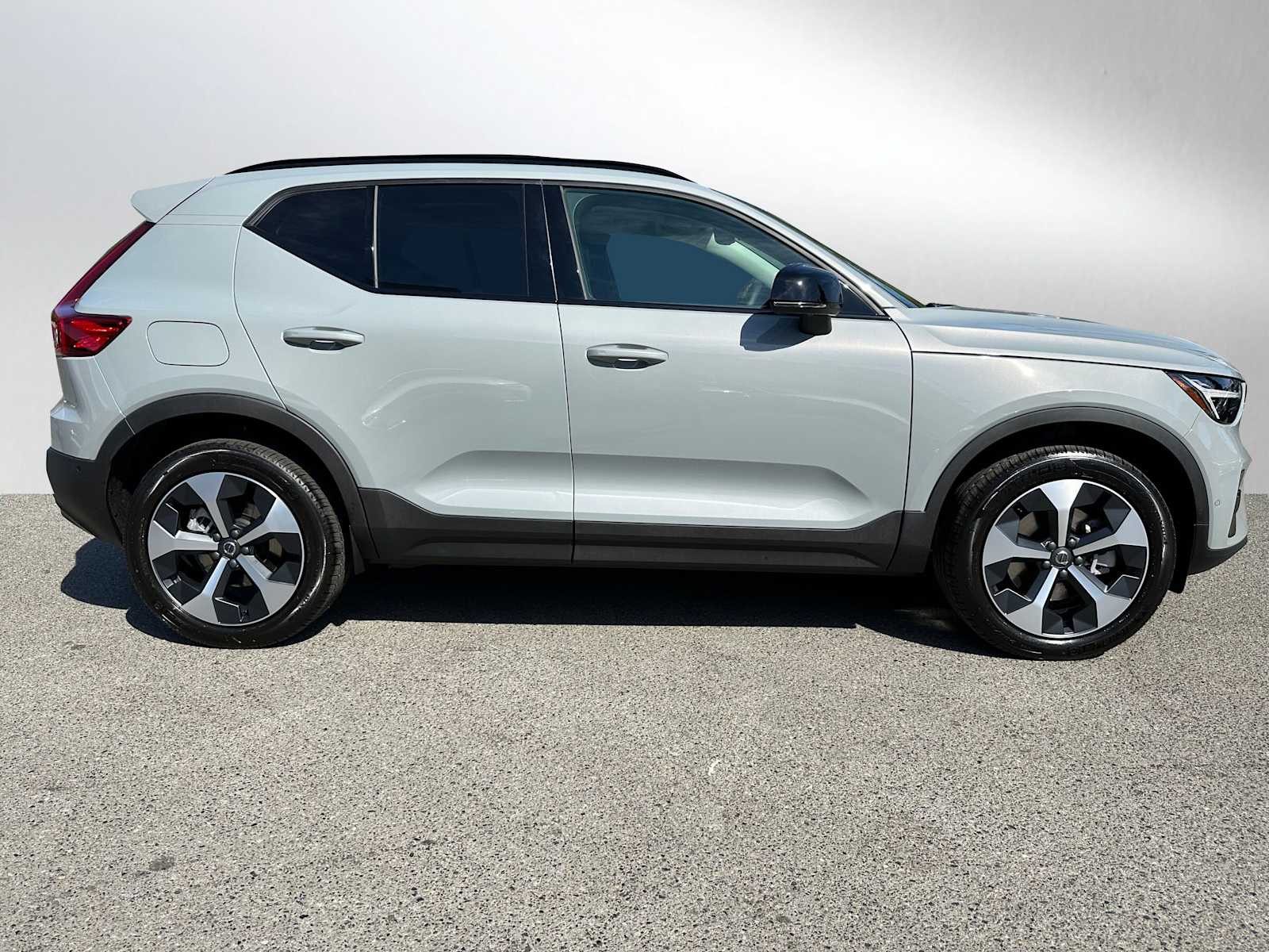 2026 Volvo XC40 Plus photo 2