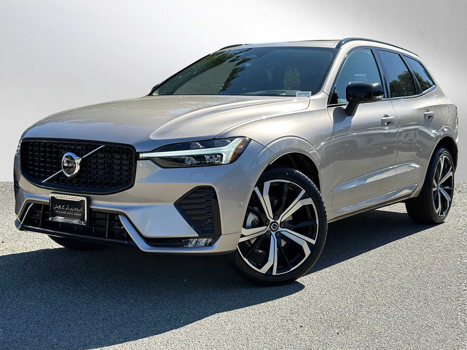 2025 Volvo XC60 B5 photo 3