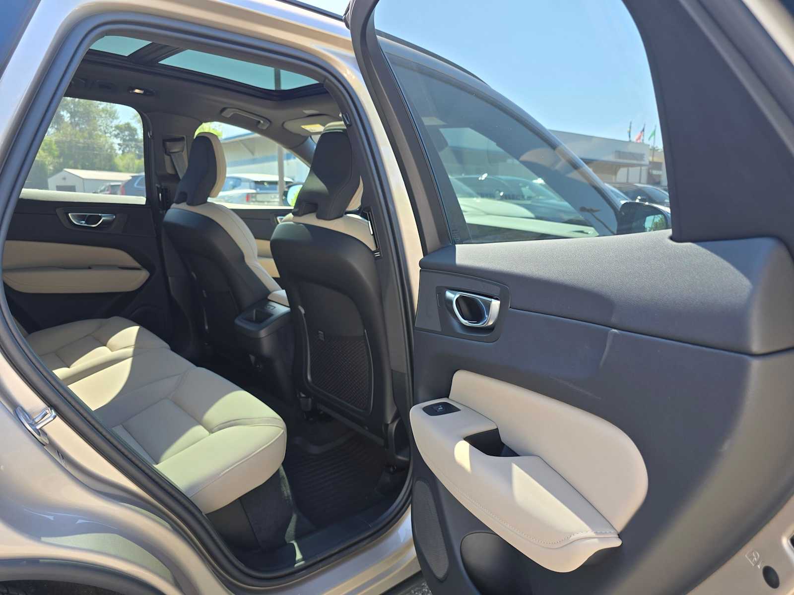 2026 Volvo XC60 Plus - Photo 13