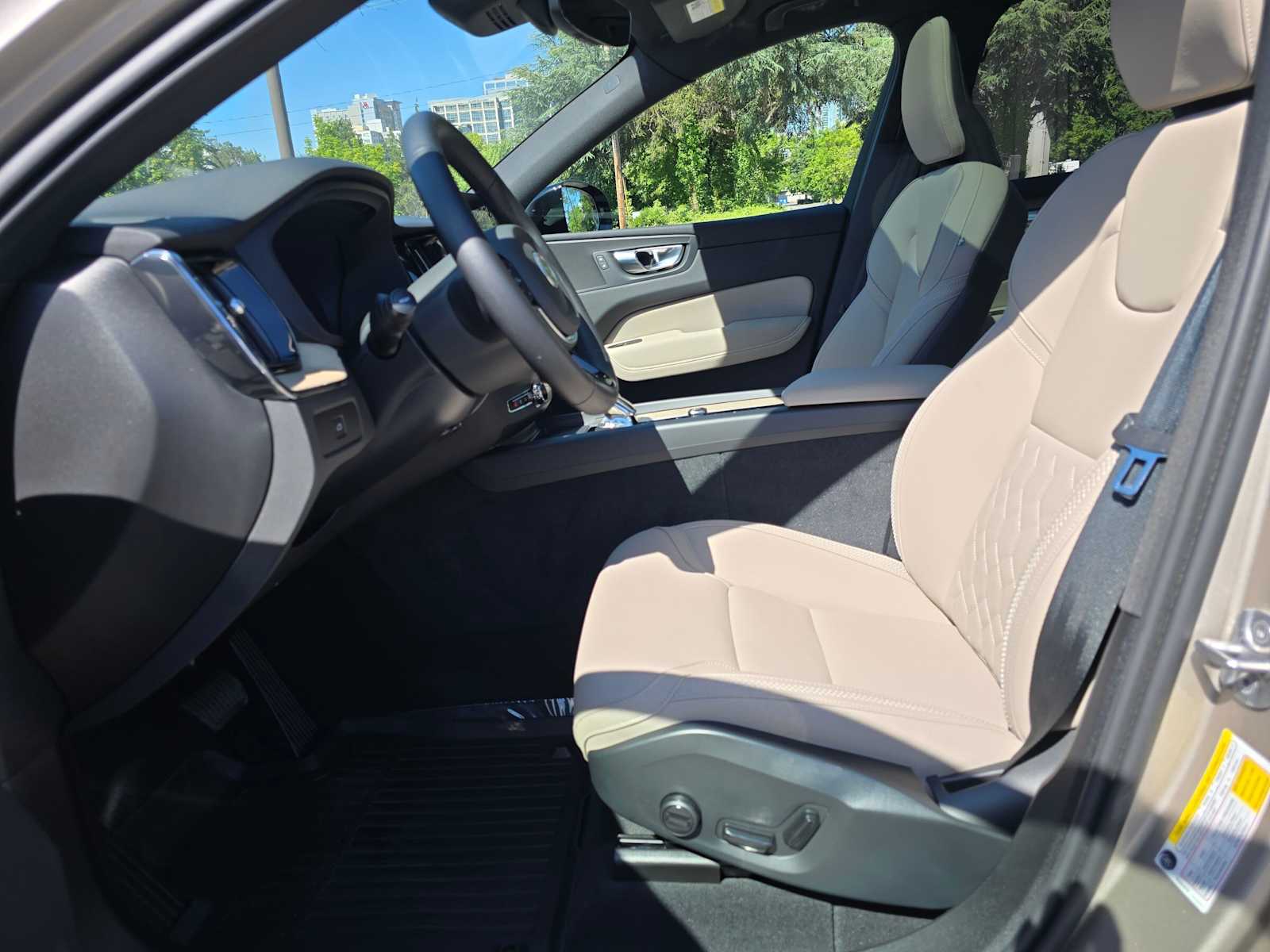 2026 Volvo XC60 Plus - Photo 17