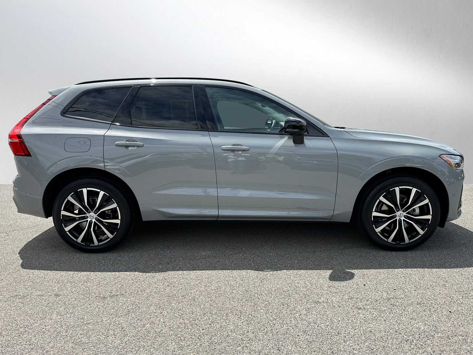 2025 Volvo XC60 B5 Plus photo 2
