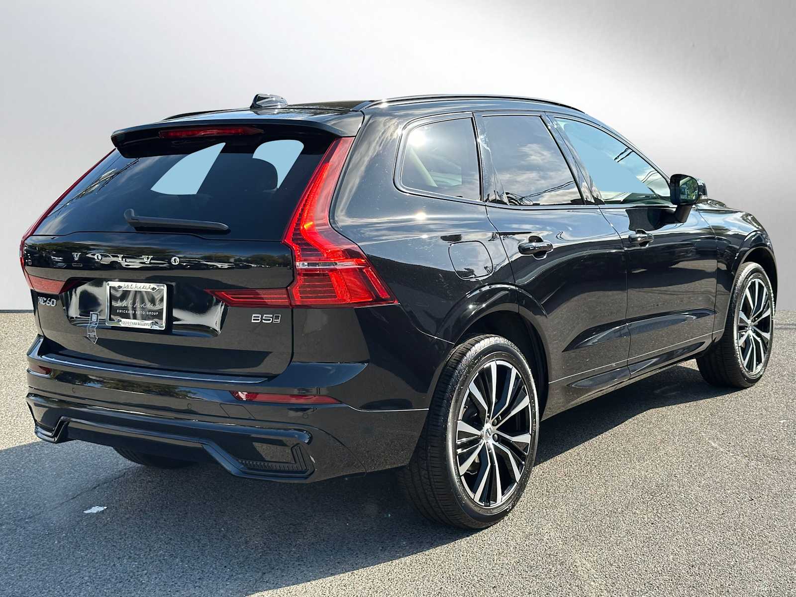 2025 Volvo XC60 B5 Plus photo 3