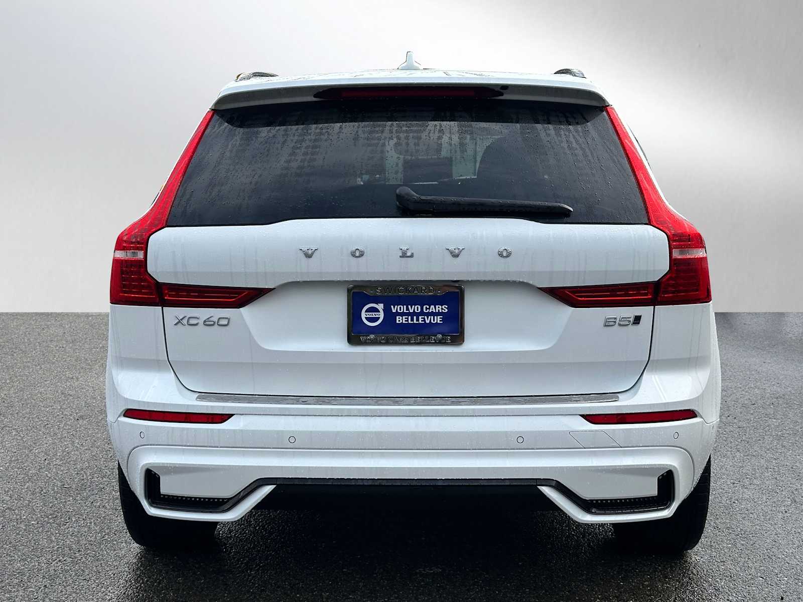 2025 Volvo XC60 B5 Plus photo 4