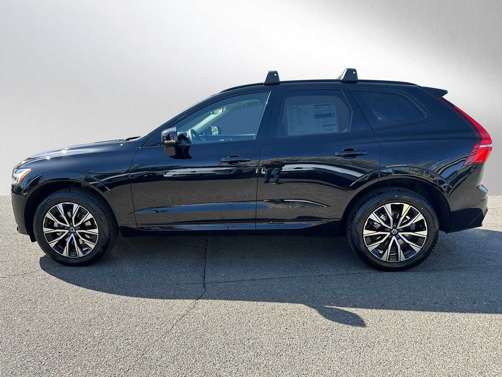 2025 Volvo XC60 B5 Core photo 2