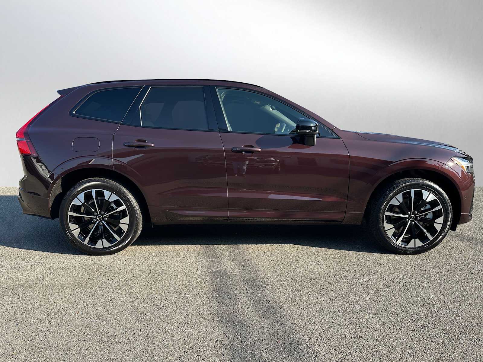 2026 Volvo XC60 Hybrid T8 Plus photo 2