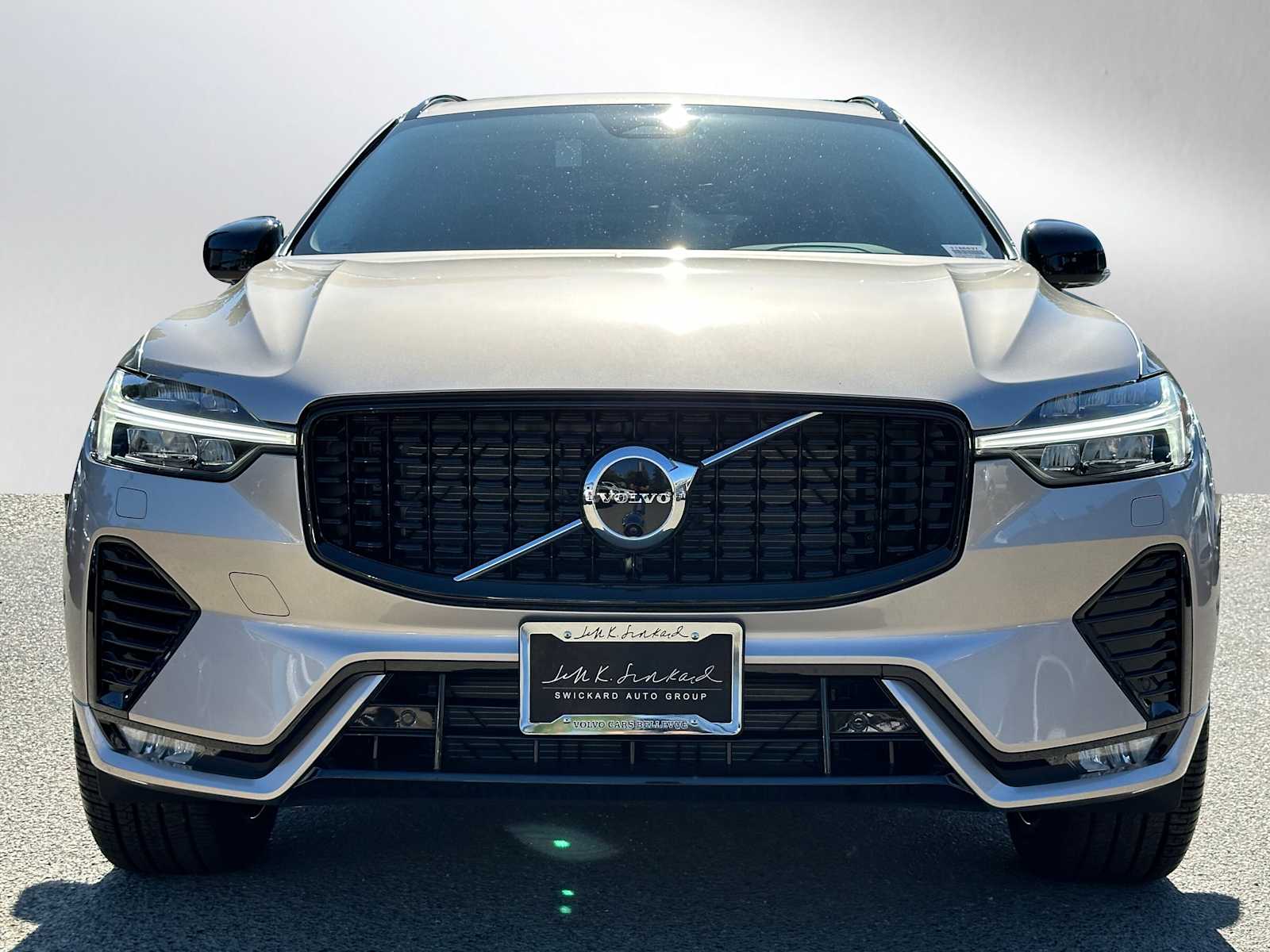 2025 Volvo XC60 B5 photo 2