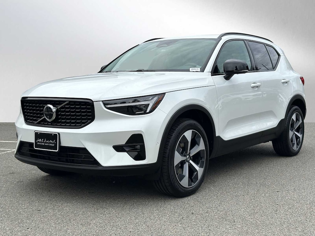 New 2025 Volvo XC40 B5 Plus Dark Theme SUV