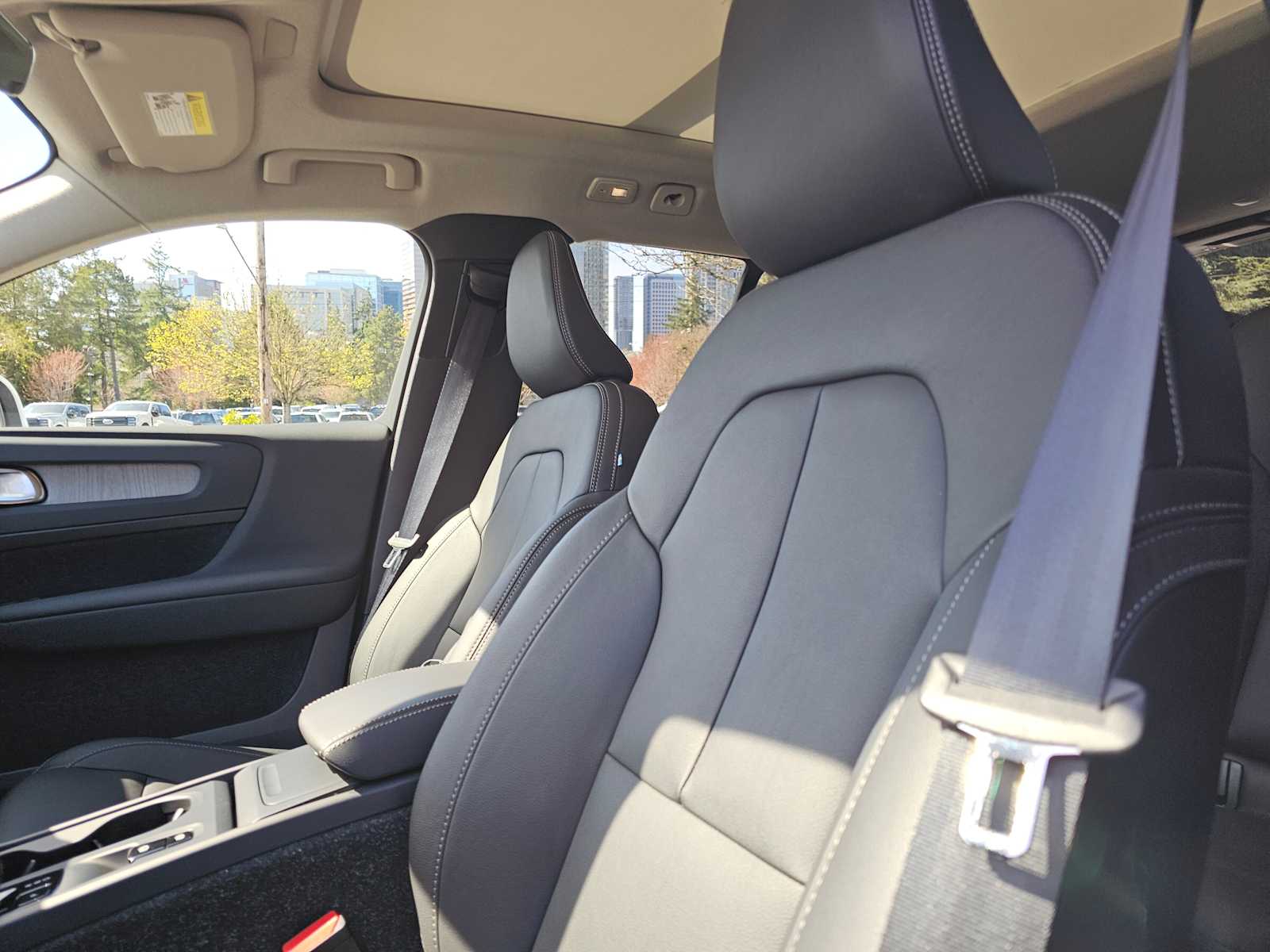 2025 Volvo XC40 Core - Photo 22