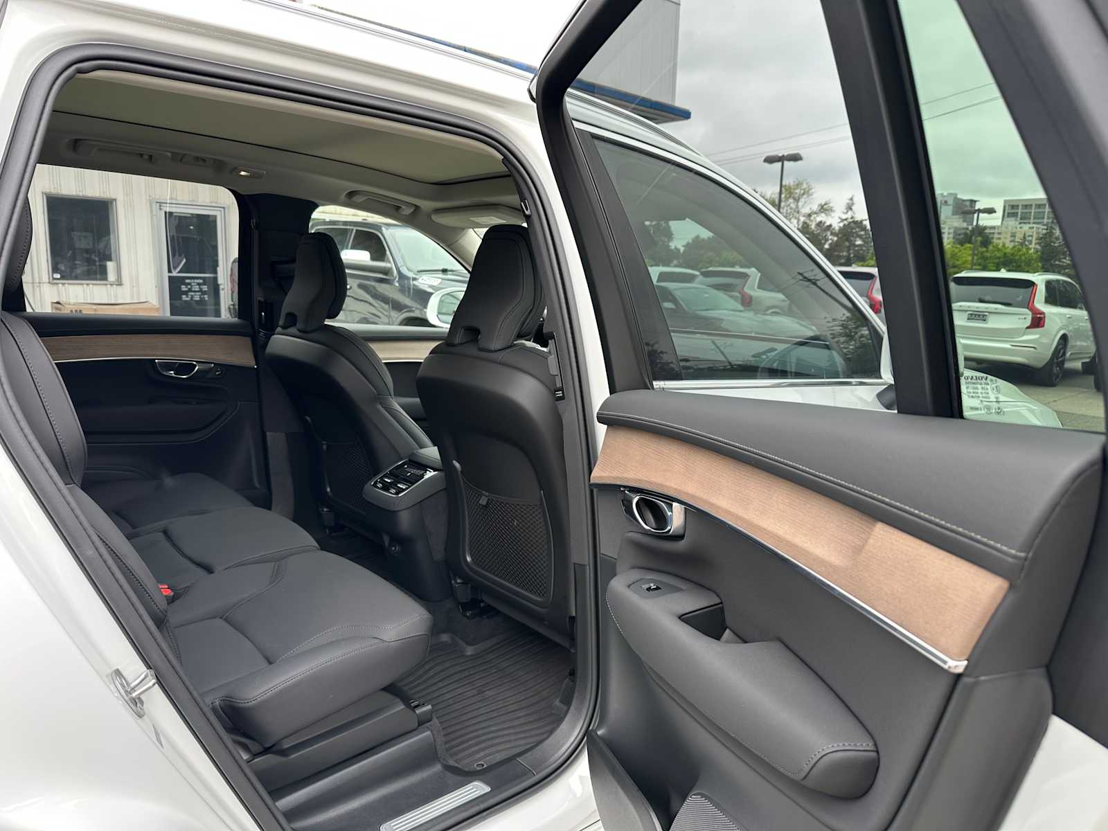 2025 Volvo XC90 Plus - Photo 13
