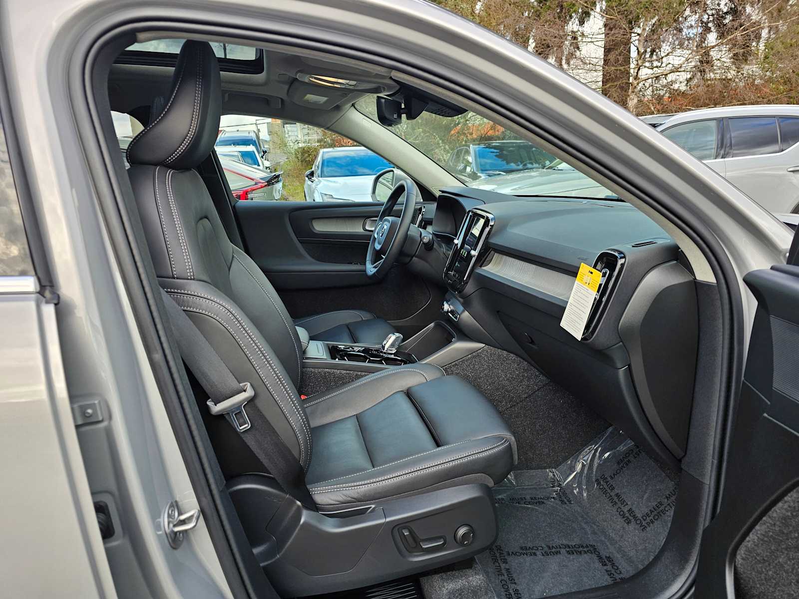 2025 Volvo XC40 Plus - Photo 11