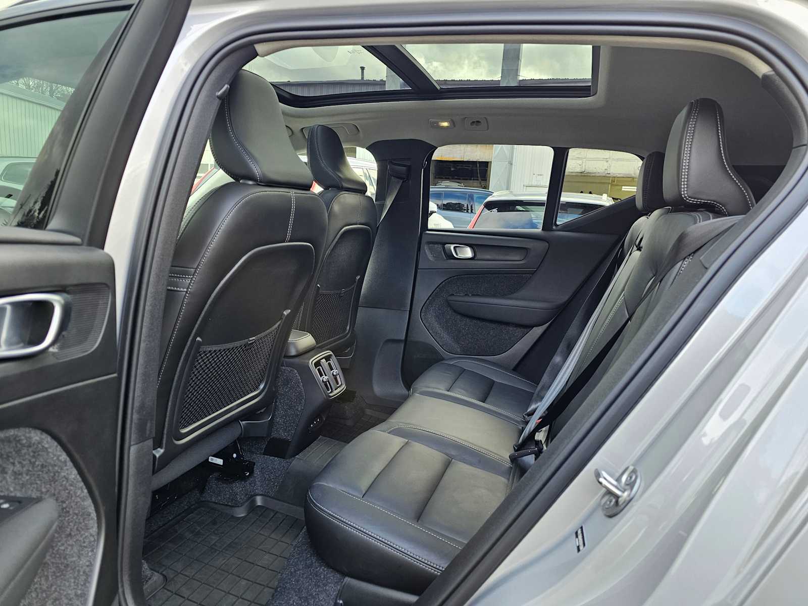 2025 Volvo XC40 Plus - Photo 21