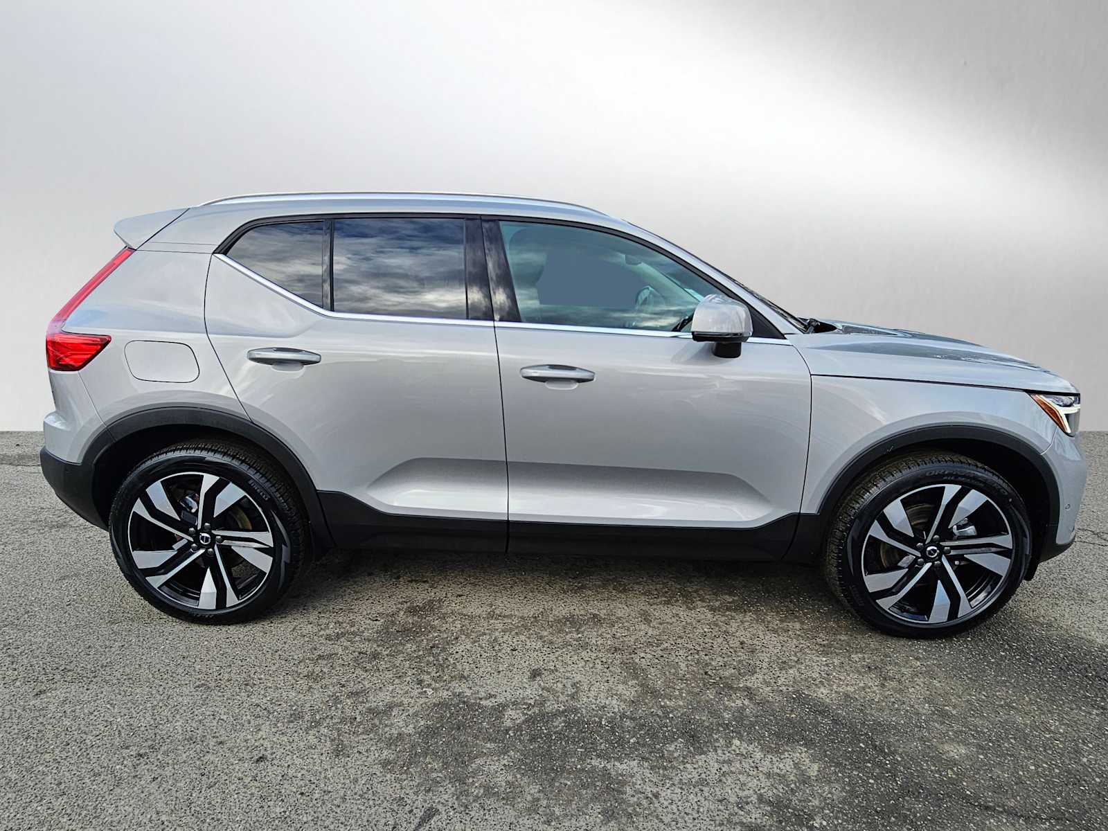 2025 Volvo XC40 Plus - Photo 2