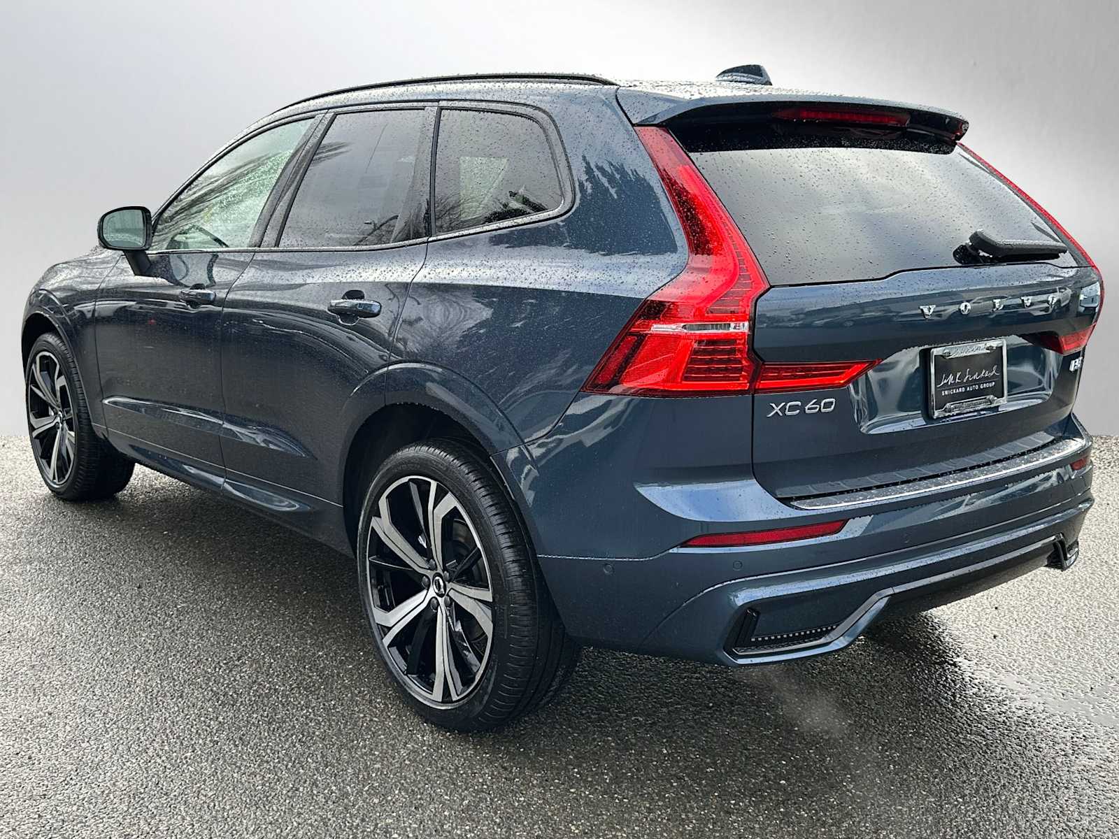 2025 Volvo XC60 B5 photo 3