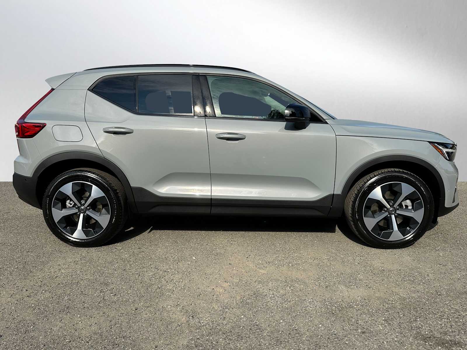 2026 Volvo XC40 Plus photo 2