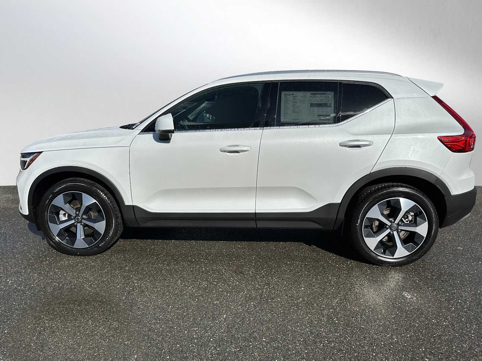 2025 Volvo XC40 Core photo 4