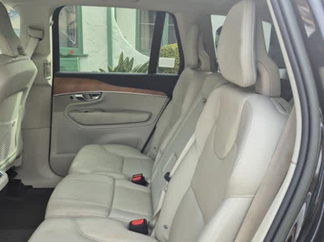 2022 Volvo XC90 T6 AWD Momentum photo 2