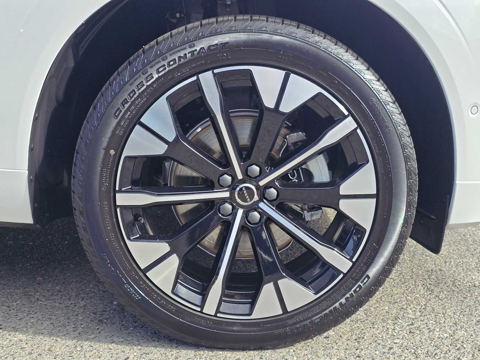 2026 Volvo XC60 Plus - Photo 9