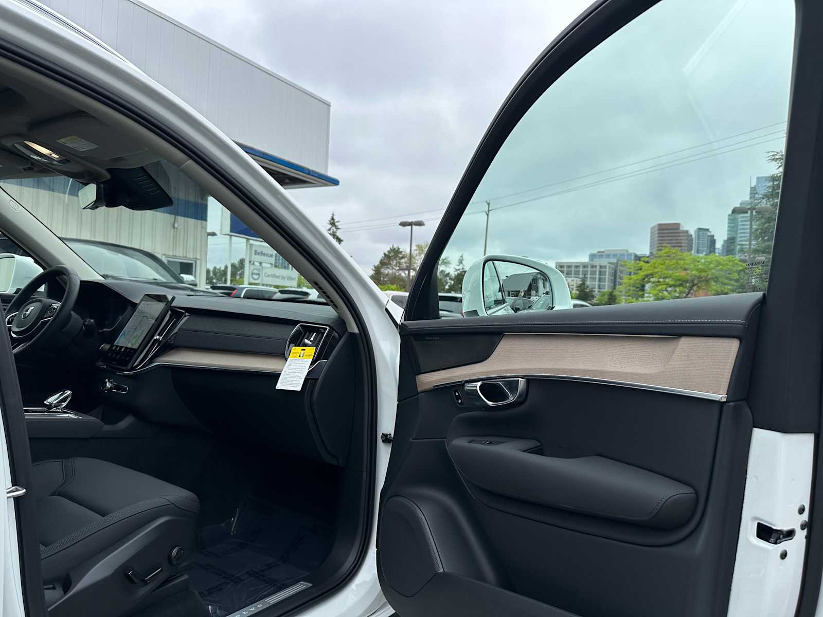 2025 Volvo XC90 Plus - Photo 11