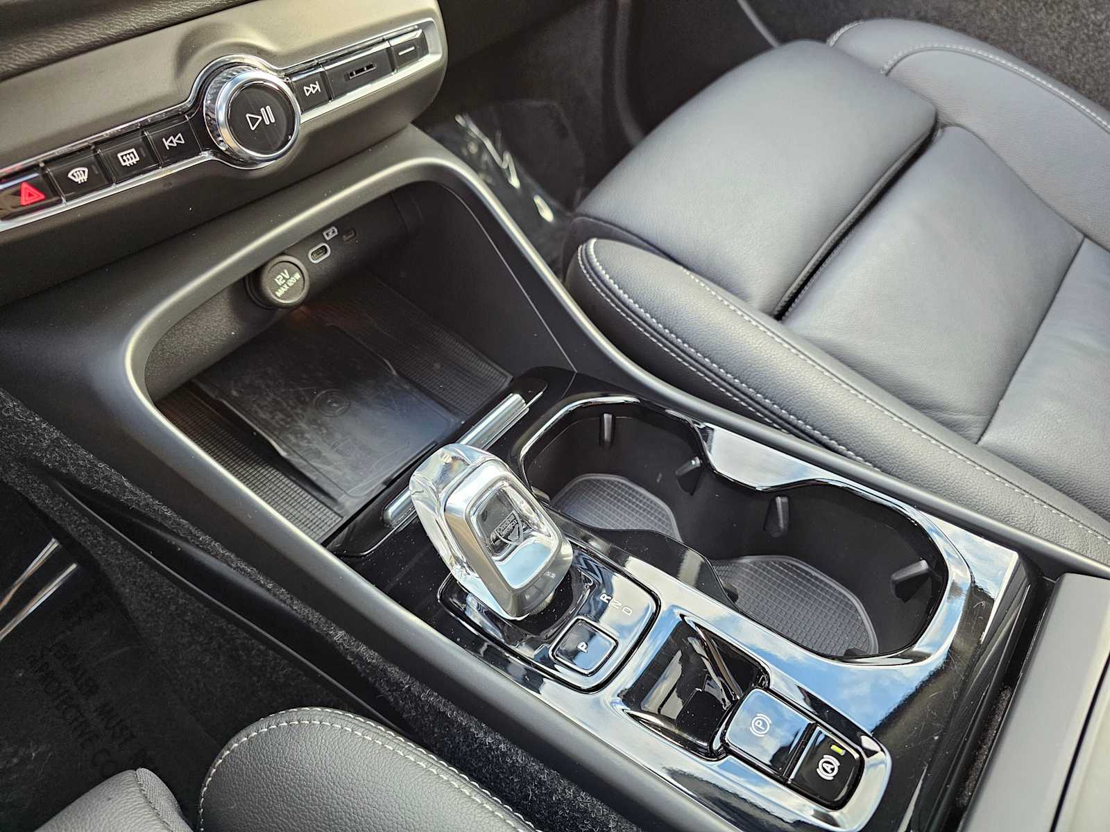 2025 Volvo XC40 Plus - Photo 30