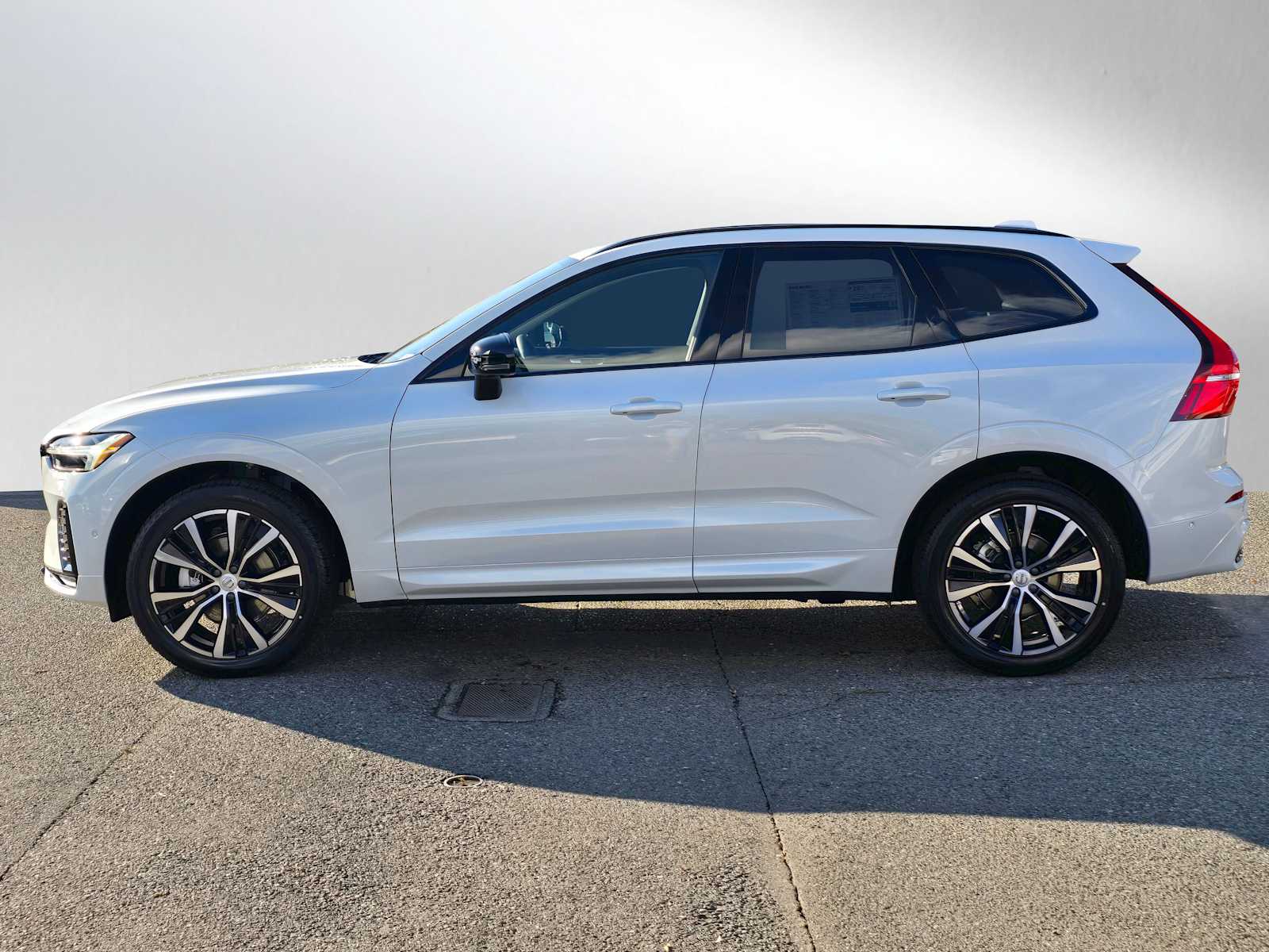 2025 Volvo XC60 B5 Plus photo 2