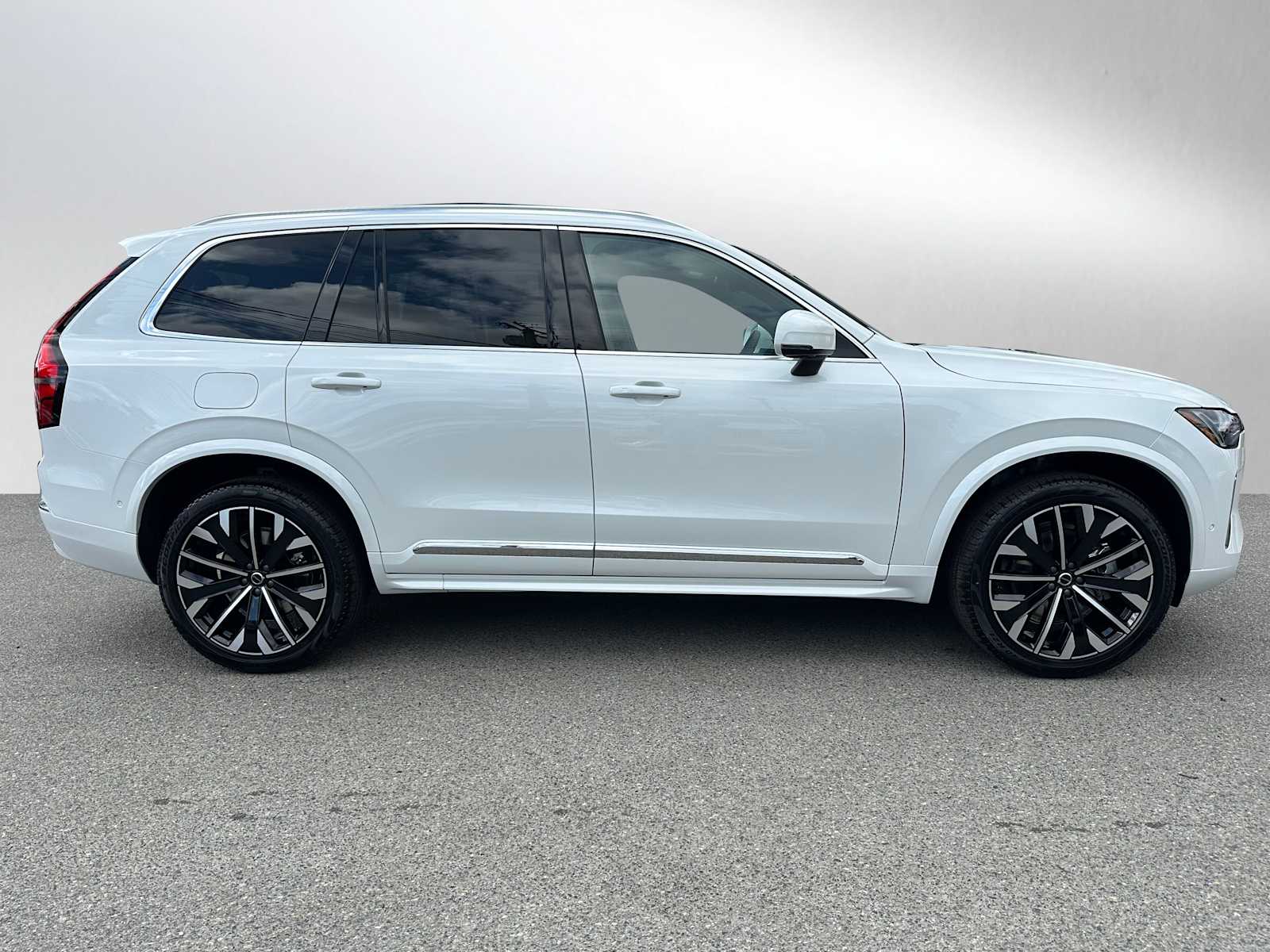 2025 Volvo XC90 Plus photo 2
