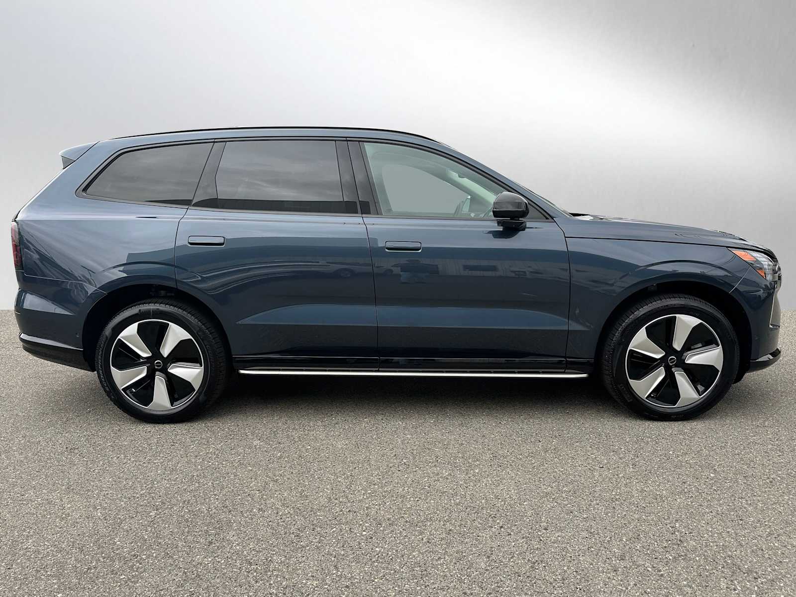 2025 Volvo EX90 Twin Motor Plus photo 2
