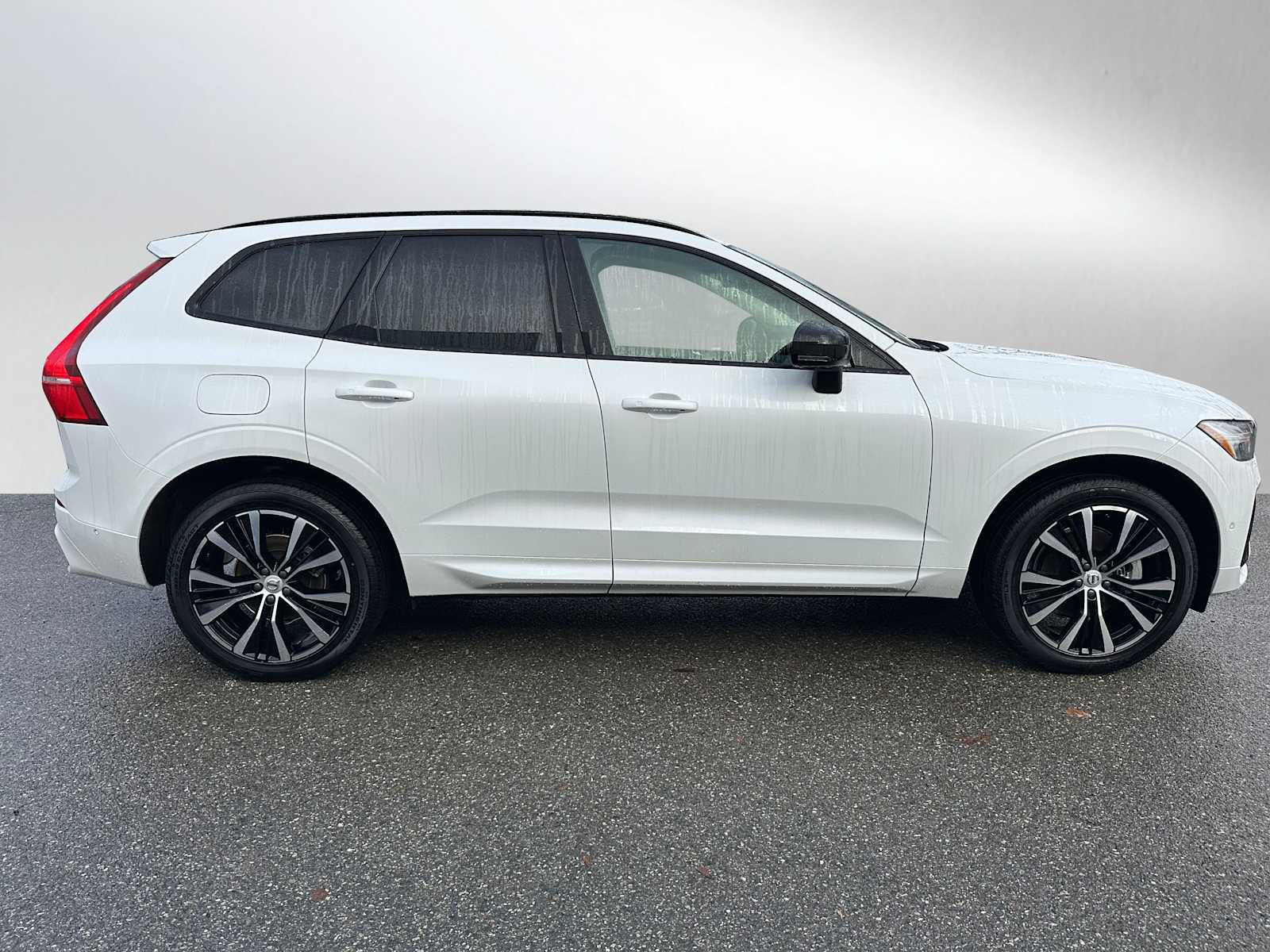 2025 Volvo XC60 B5 Plus photo 2