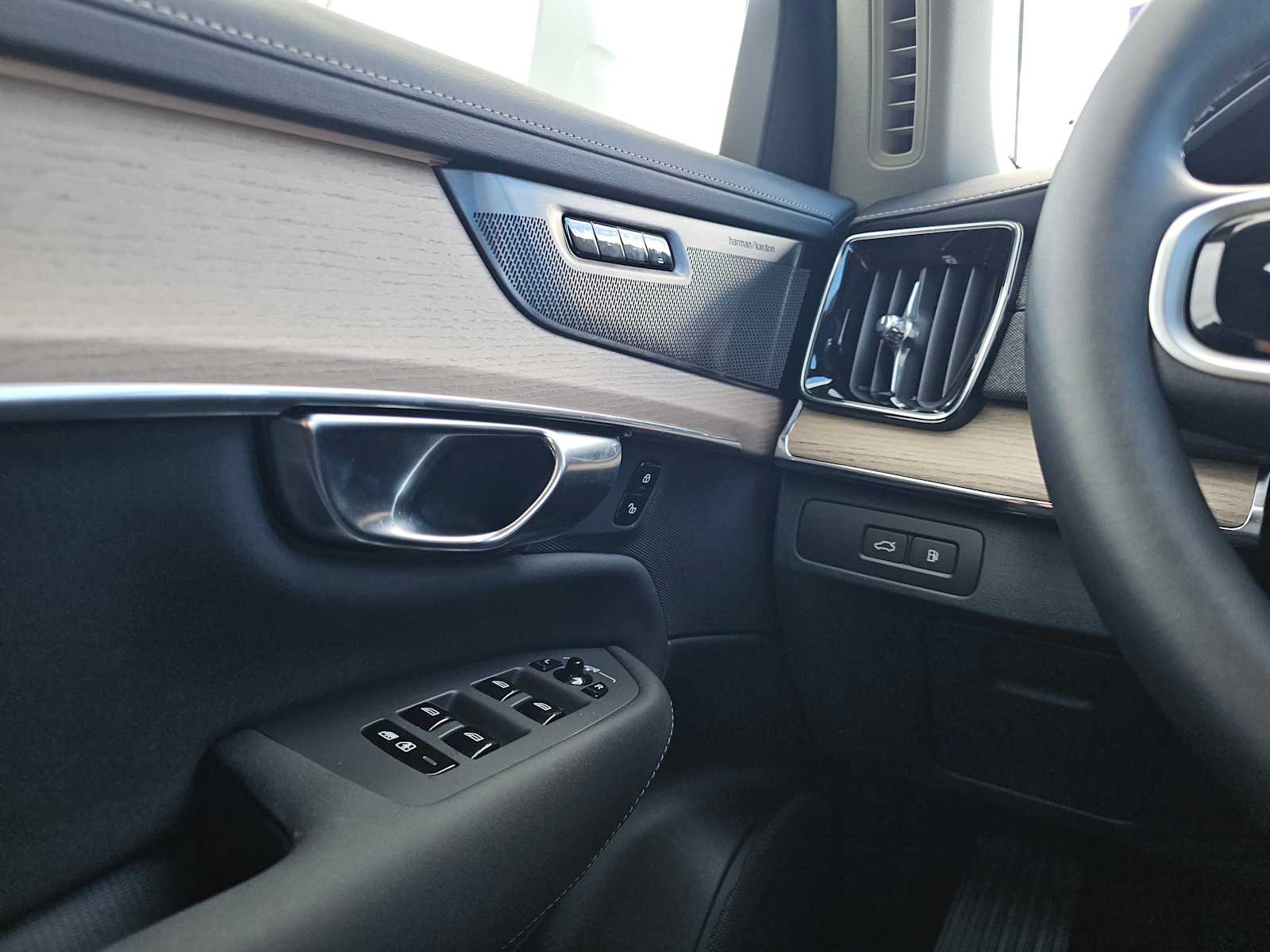 2025 Volvo XC90 Plus - Photo 30